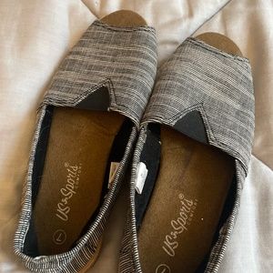 Open toed flat shoes